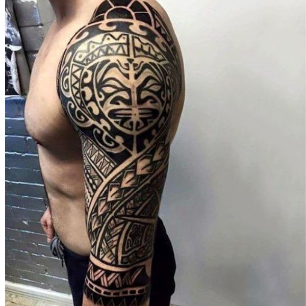 Tattoo maori kín tay