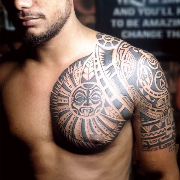 Tattoo maori ngực