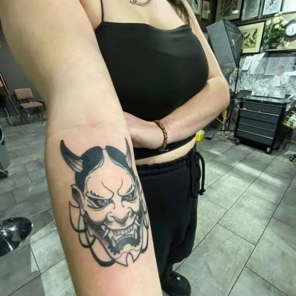Tattoo mặt mũi quỷ mini nữ