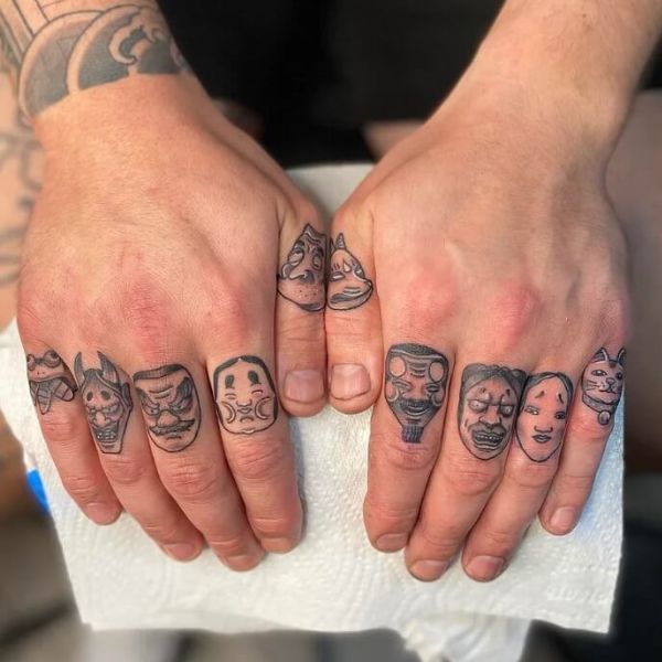 Tattoo mặt quỷ mini ở ngón tay