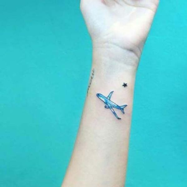 Tattoo máy bay mini ở cổ tay