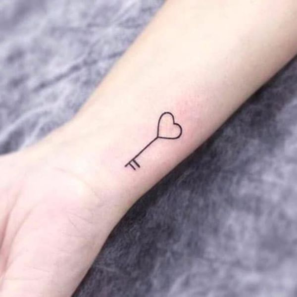 Tattoo mini đẹp cho nữ ở cổ tay