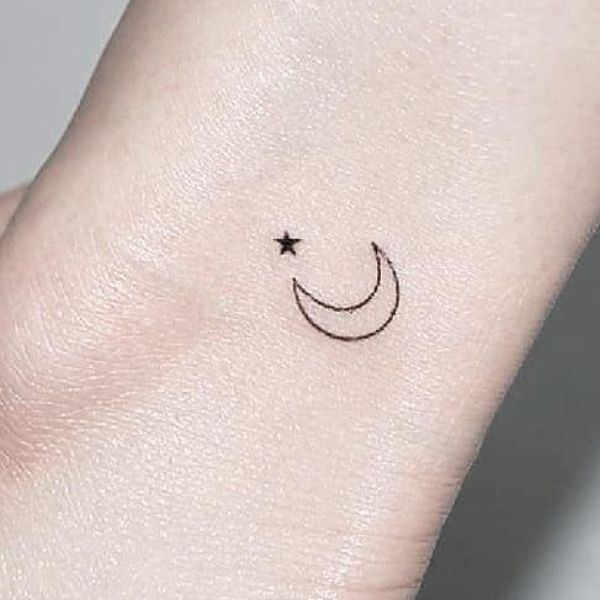 Tattoo mini đẹp mặt trăng