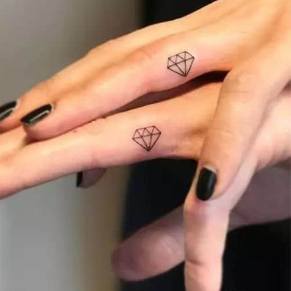 Tattoo mini đá quý ở ngón tay