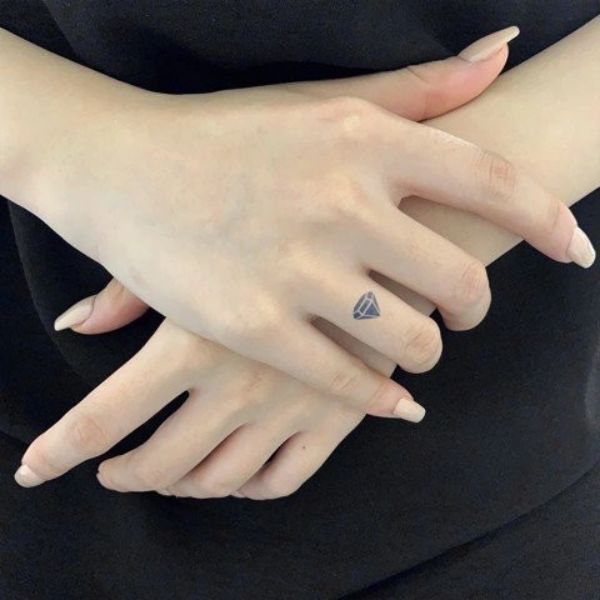 Tattoo mini kim cương ở ngón tay