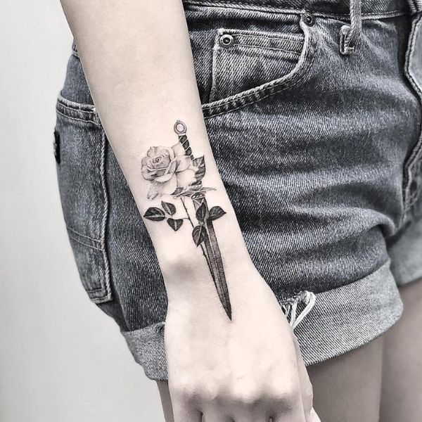 Tattoo mini ở cánh tay cho nữ