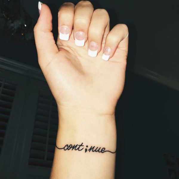 Tattoo mini ở cổ tay cho nữ