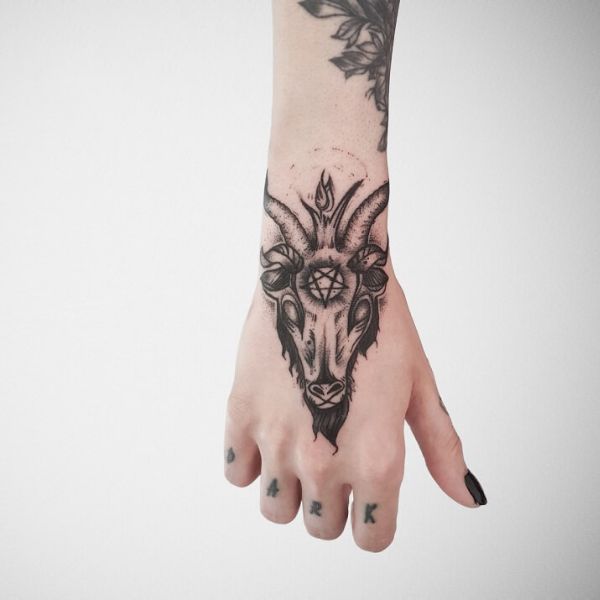 Tattoo mini ở mu bàn tay