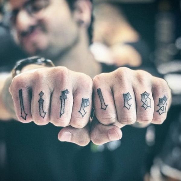 Tattoo mini ở ngón tay cho nam