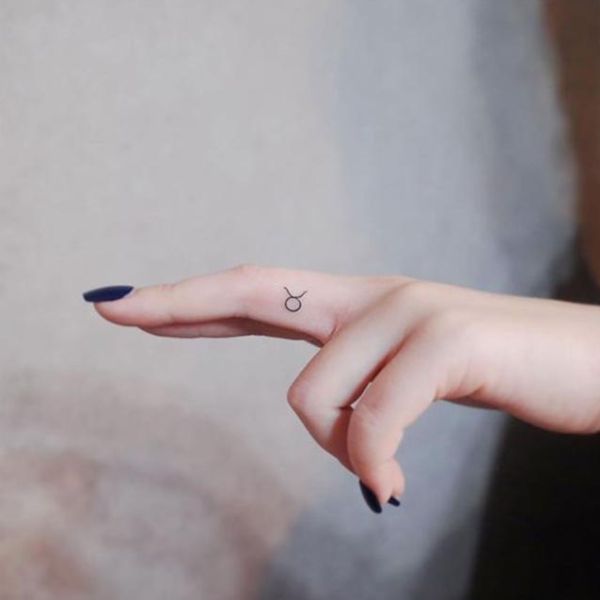 Tattoo mini ở ngón tay nữ