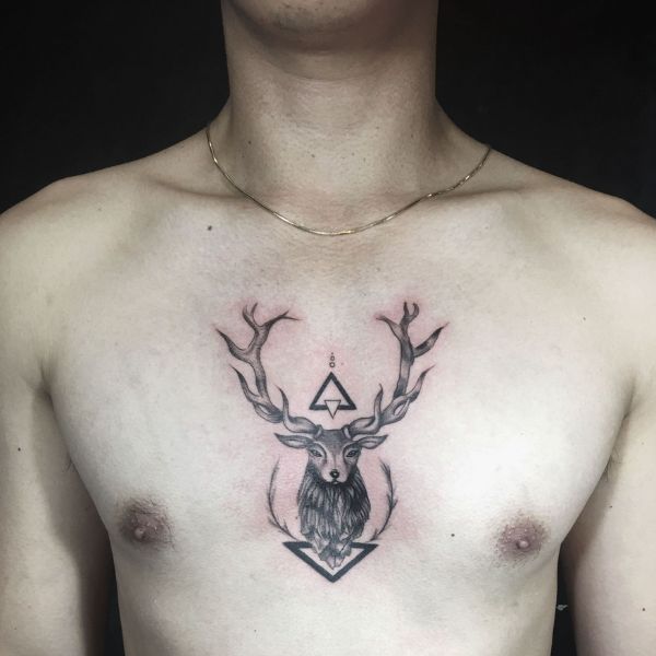 Tattoo mini ở ngực nam