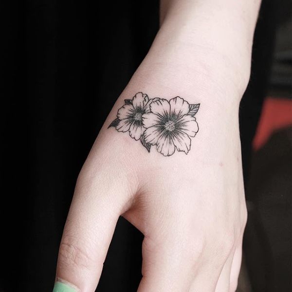 Tattoo mini ở tay nữ
