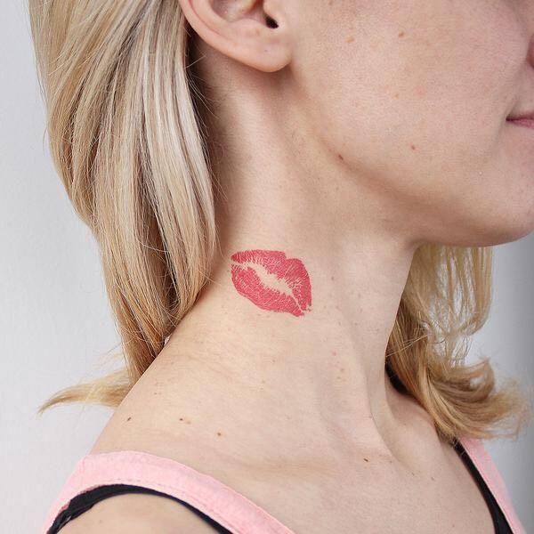 Tattoo môi ở cổ