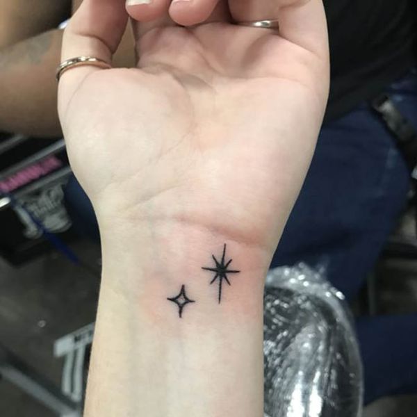 Tattoo ngôi sao mini ở tay
