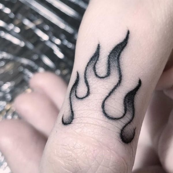 Tattoo ngọn lửa mini ở ngón tay