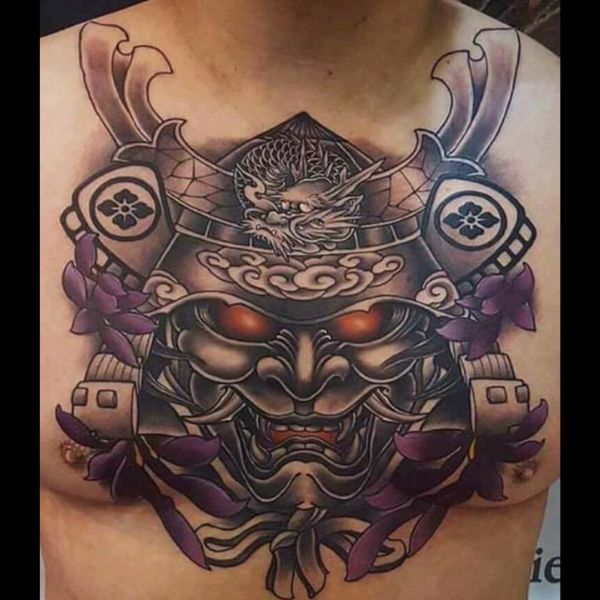 Tattoo ngực nam giới samurai