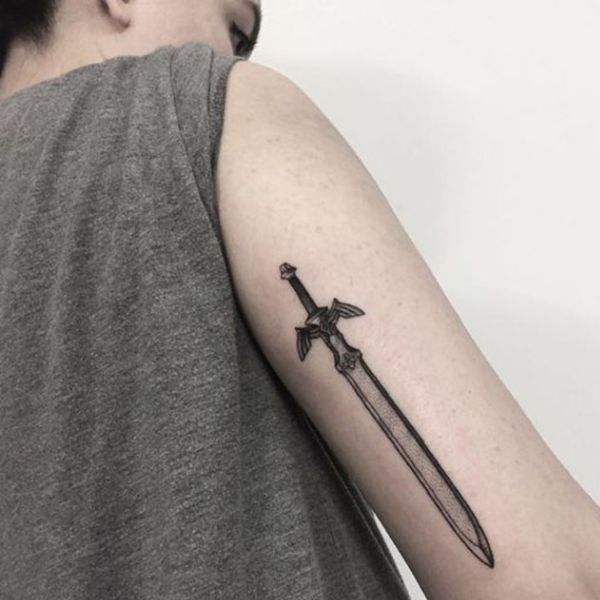 Tattoo nhỏ đẹp cho nam ở bắp tay