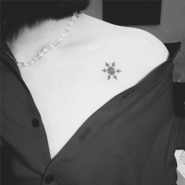 Tattoo nhỏ đẹp cho nữ ở xương quai xanh