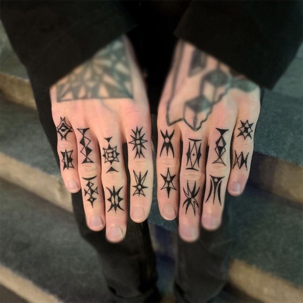 Tattoo nhỏ trên ngón tay