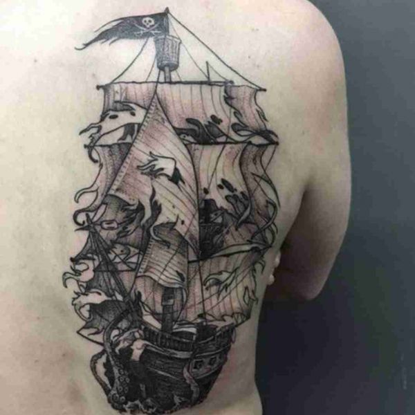 Tattoo nửa sườn lưng con cái thuyền