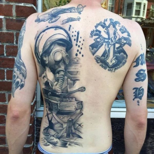 Tattoo nửa sườn lưng người lính