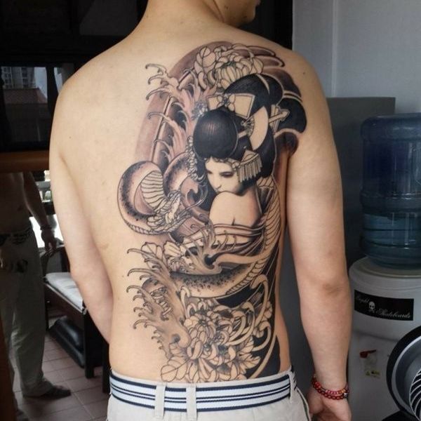 Tattoo nửa lưng phụ nữ và rắn