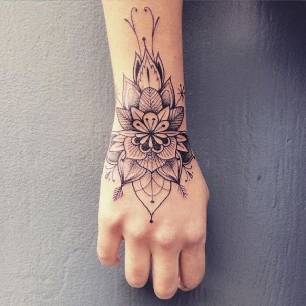 Tattoo ở mu bàn tay đẹp cho nữ