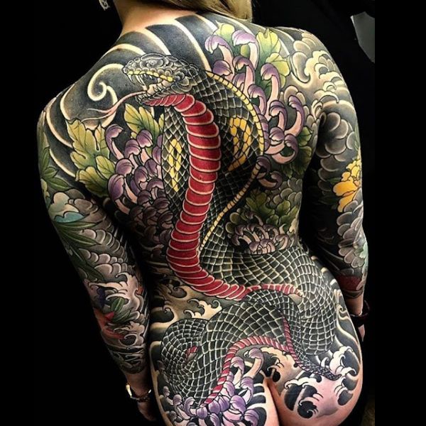 Tattoo rắn bít lưng