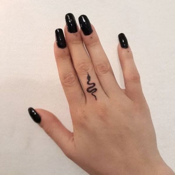 Tattoo rắn mini ở ngón tay