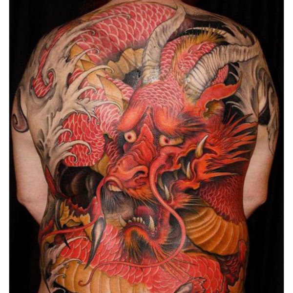 Tattoo Long đỏ au kín lưng