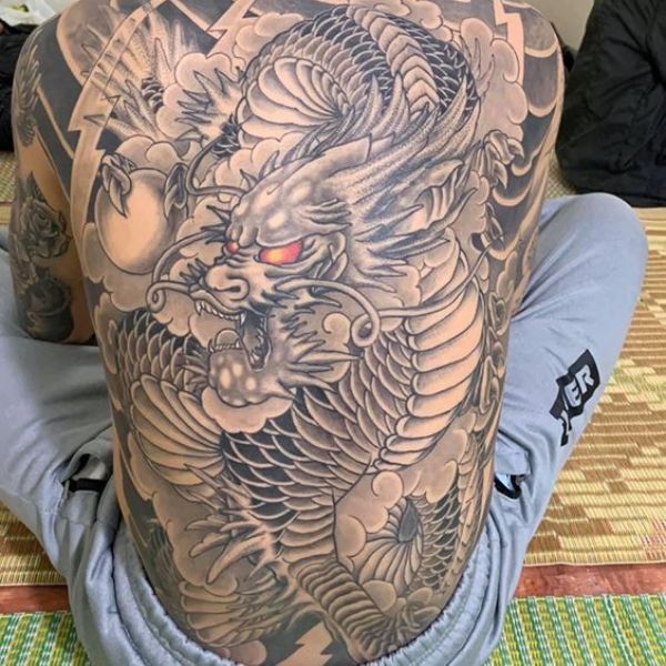 Tattoo Long kín sống lưng cuốn mây