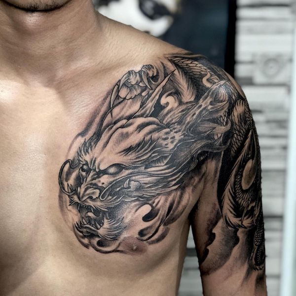 Tattoo Long ở ngực nam
