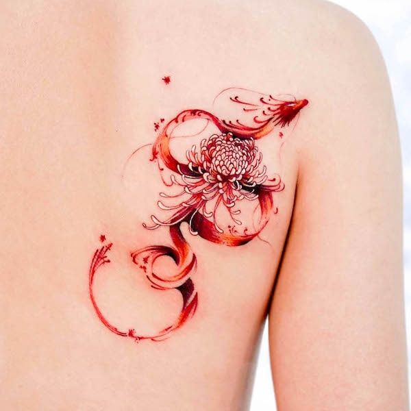 Tattoo rồng và hoa bỉ ngạn ở vai sau nam