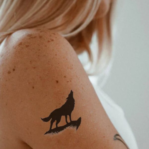 Tattoo sói mini đẹp cho nữ