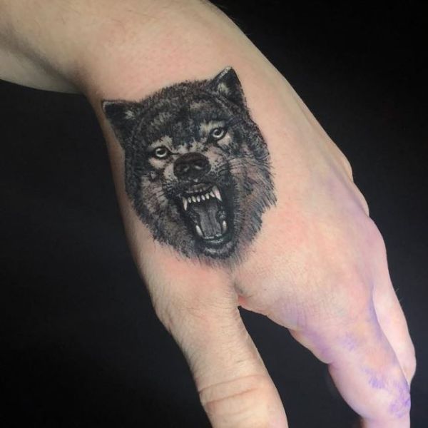 Tattoo sói mini ở mu bàn tay