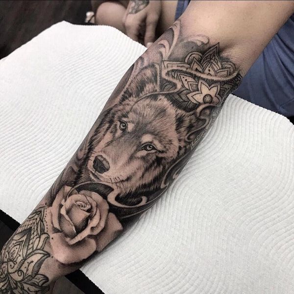Tattoo sói và hoa hồng