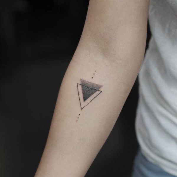 Tattoo tam giác đẹp cho nữ