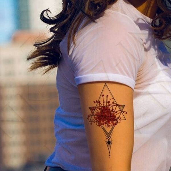 Tattoo tam giác hoa bỉ ngạn
