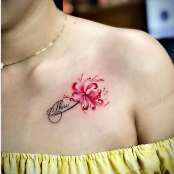 Tattoo tên và hoa bỉ ngạn