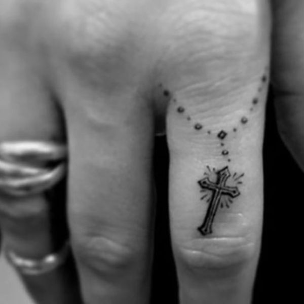 Tattoo thánh giá mini ở tay