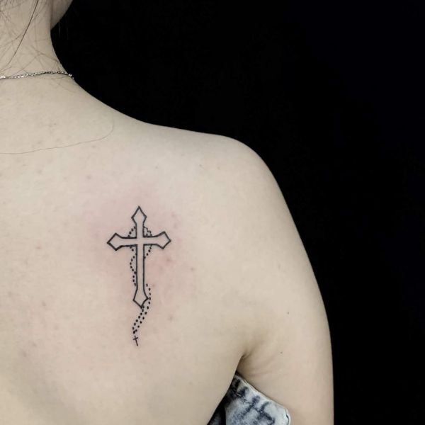 Tattoo thánh giá nhỏ cho nữ