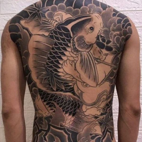 Tattoo thư loại vật cá chép vàng kín lưng