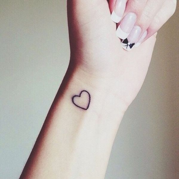 Tattoo trái tim mini ở cổ tay