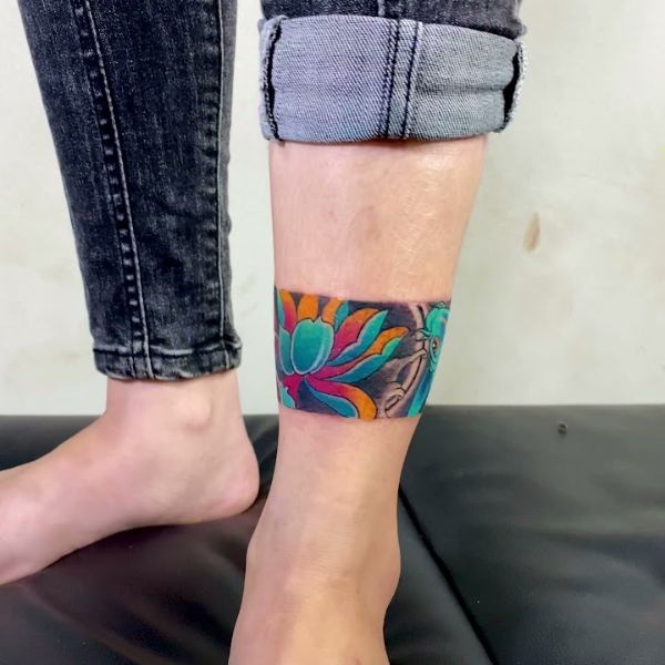 Tattoo vòng chân chú cá chép hoa sen