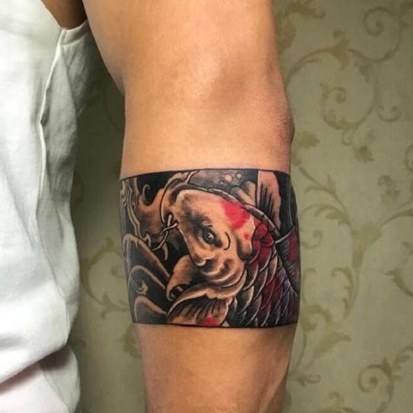 Tattoo cá vòng đeo tay chép hoa sen