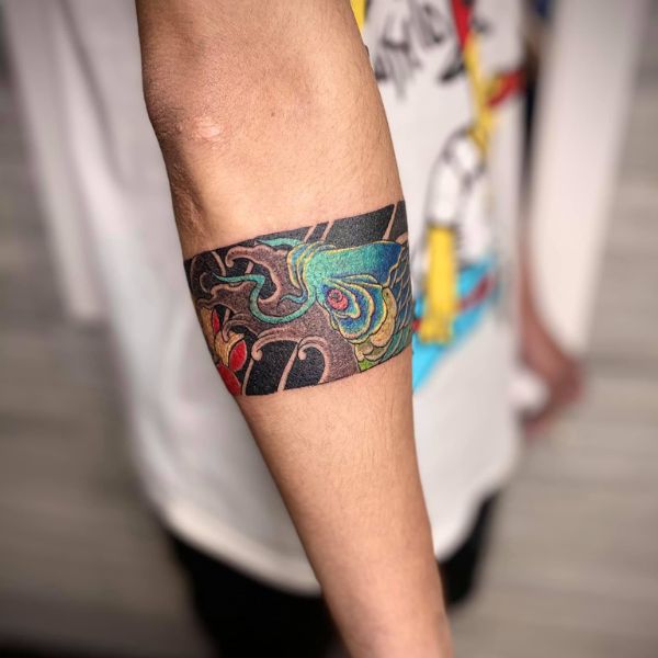 Tattoo vòng đeo tay con cá chép hoa sen