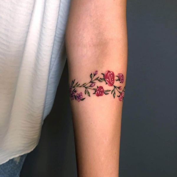 Tattoo vòng tay hoa cho nam