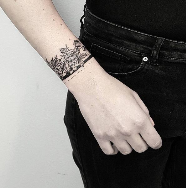 Tattoo vòng tay hoa cúc