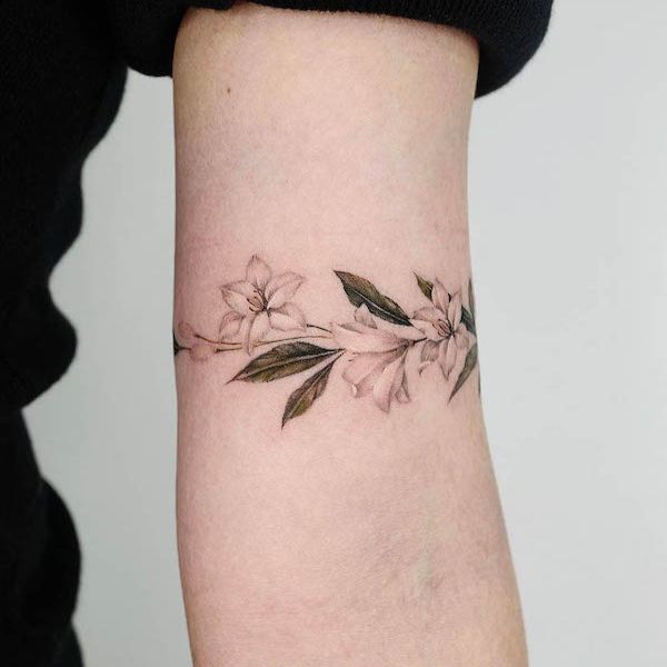 Tattoo vòng tay hoa loa kèn
