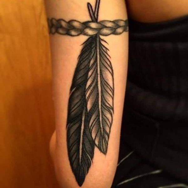 Tattoo vòng tay lông chim